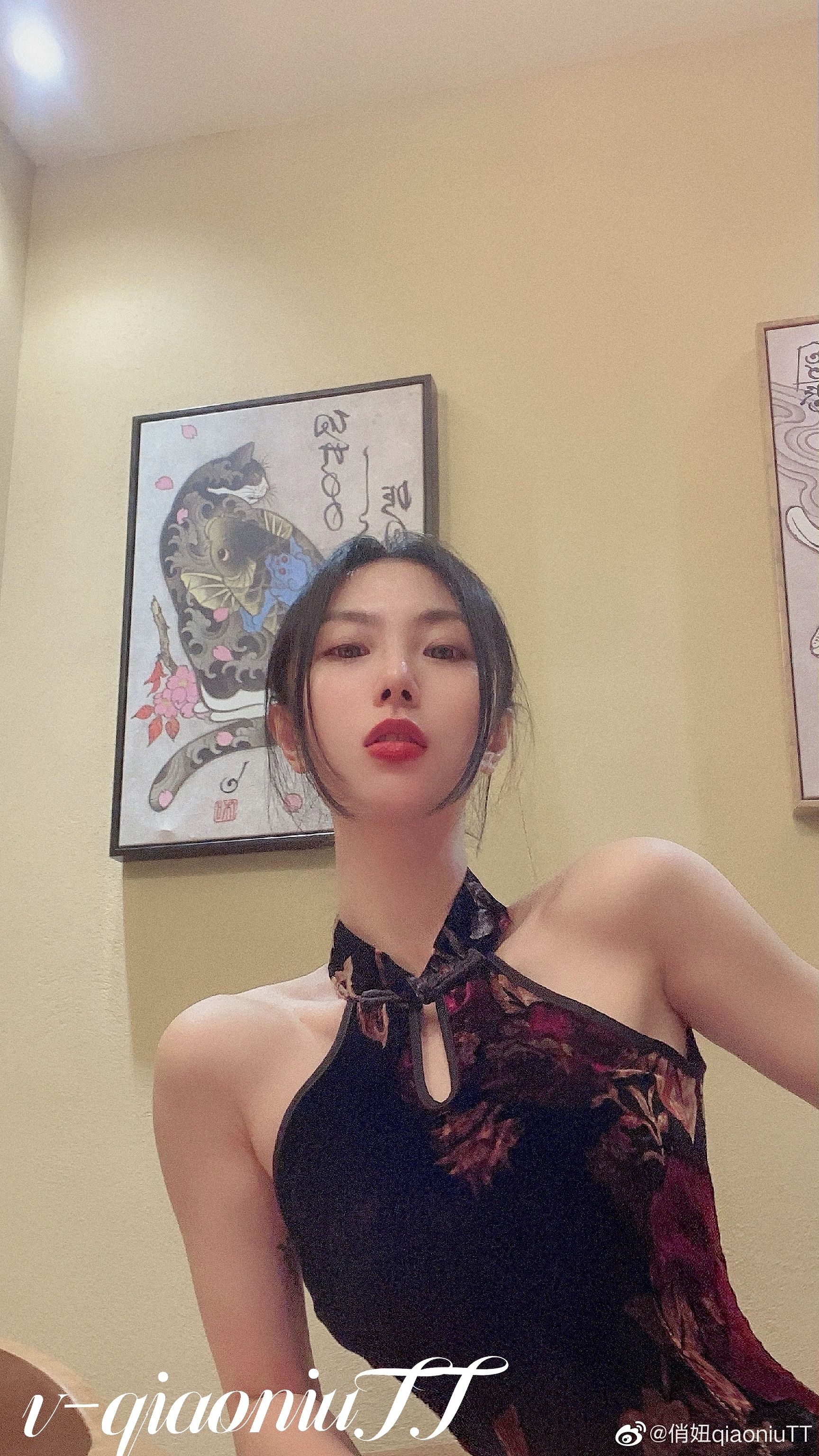 [福利COS] 俏妞qiaoniuTT - 丝袜长腿翘臀 视图合集 第77张图