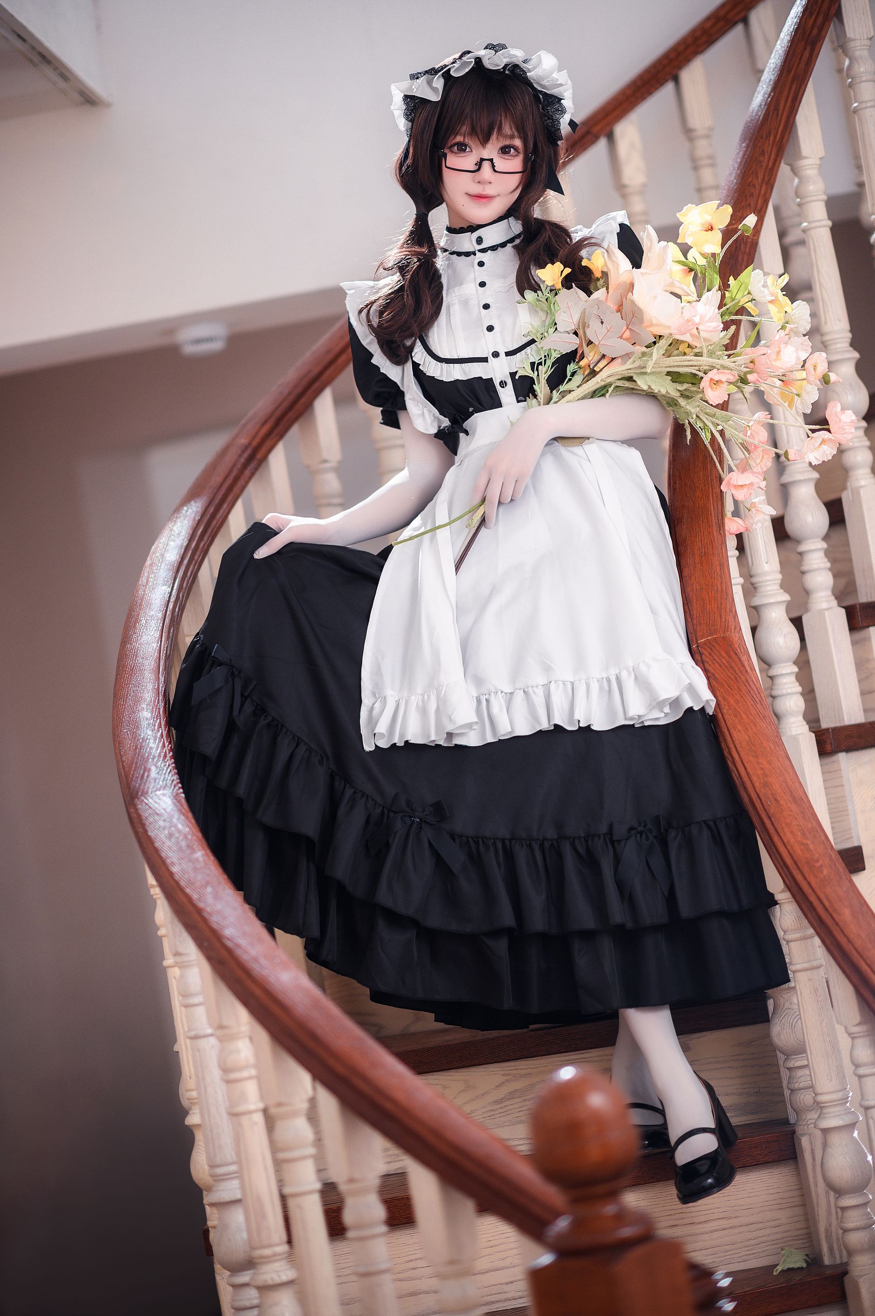 [福利COS] 动漫博主阿包也是兔娘 - 传统长裙女仆 第1张图