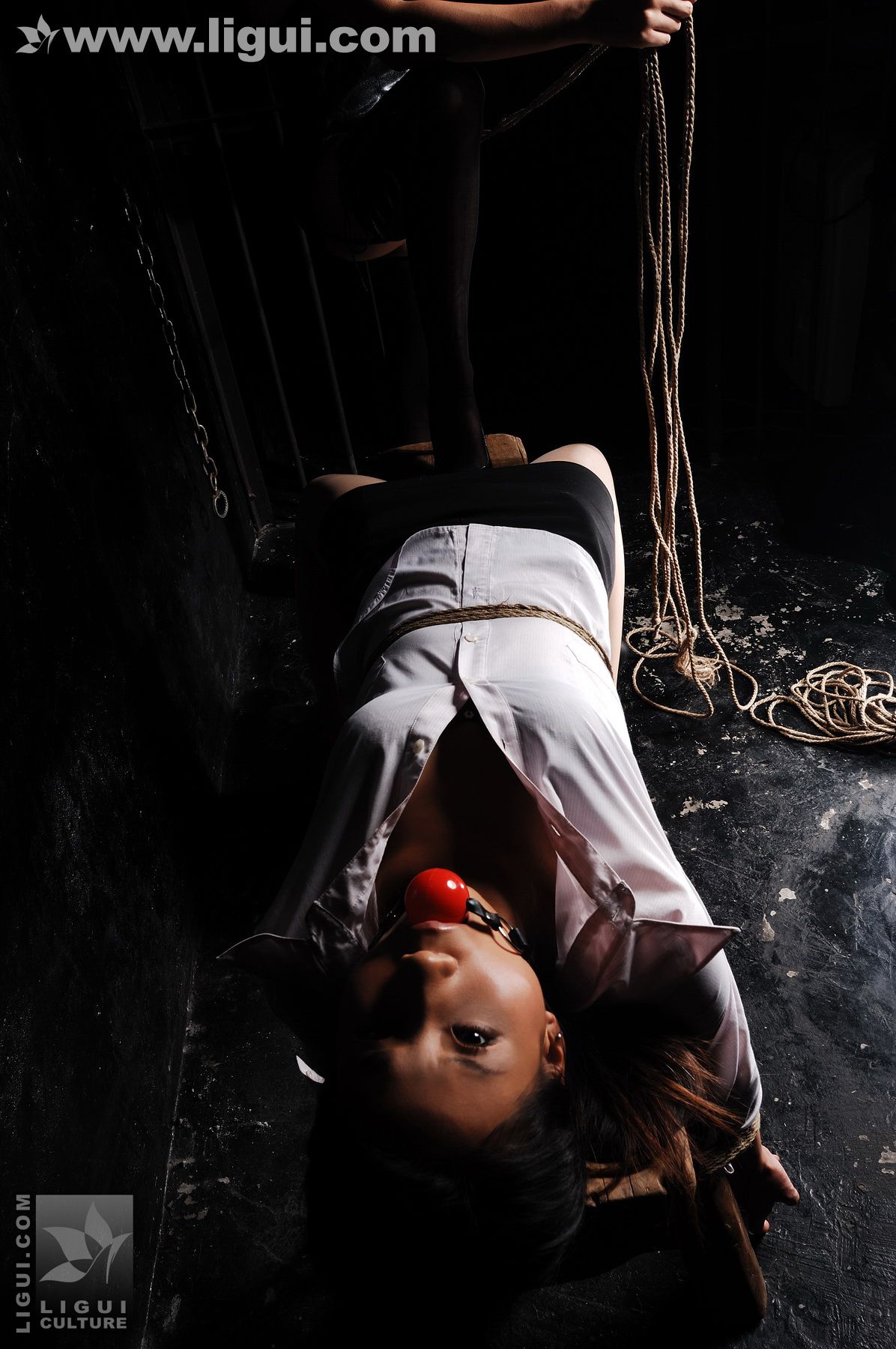 Model 伊园、默默《女人质遭遇撩裙重拷捆绑鞭笞》 [丽柜美束LiGui] 丝足写真图片 第25张图