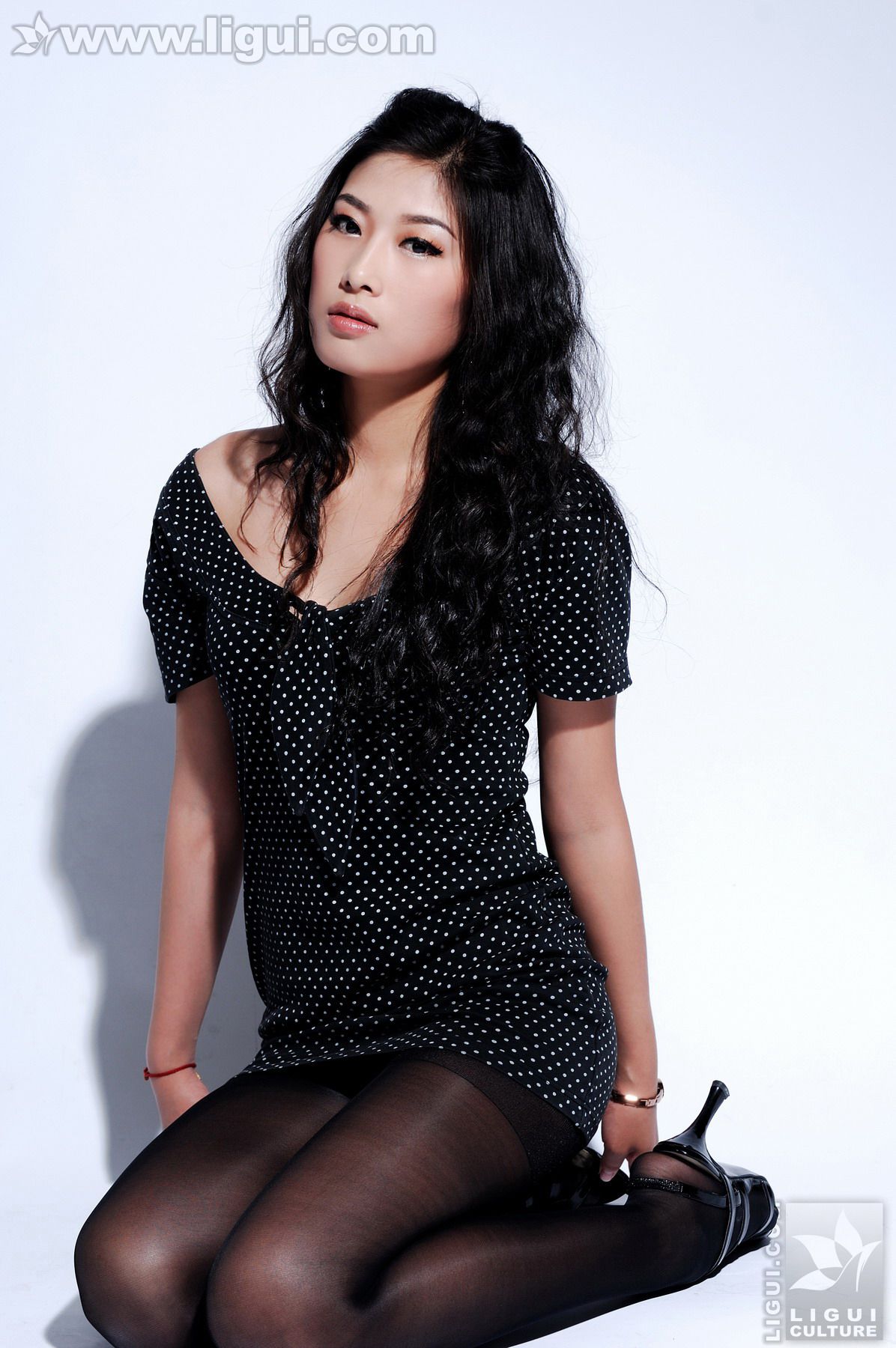 [丽柜LiGui] Model 王玉《黑丝美女新丽人》美腿玉足写真图片 第21张图