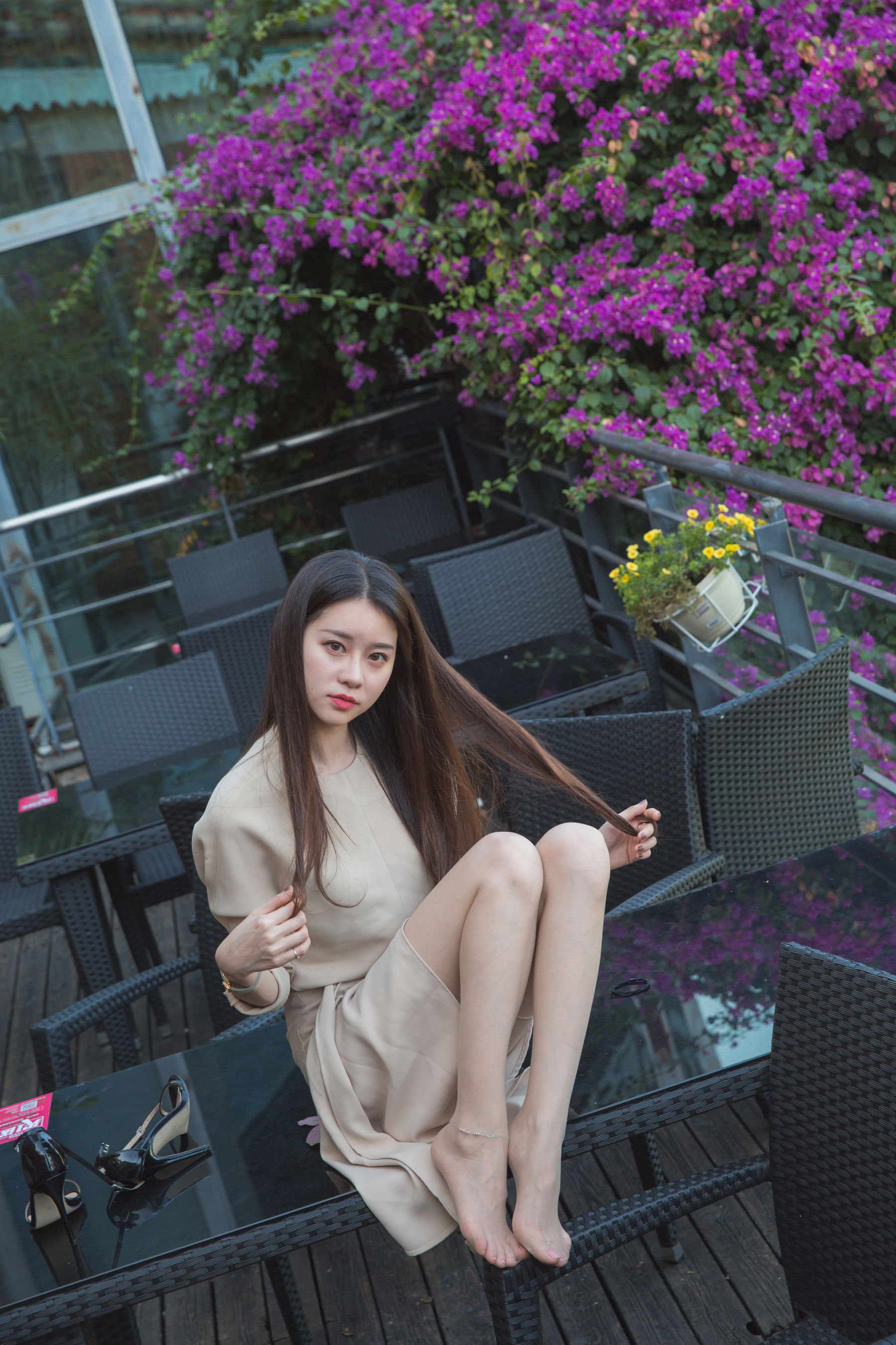 Sia不吃鱼 - 风衣玉足 第1张图
