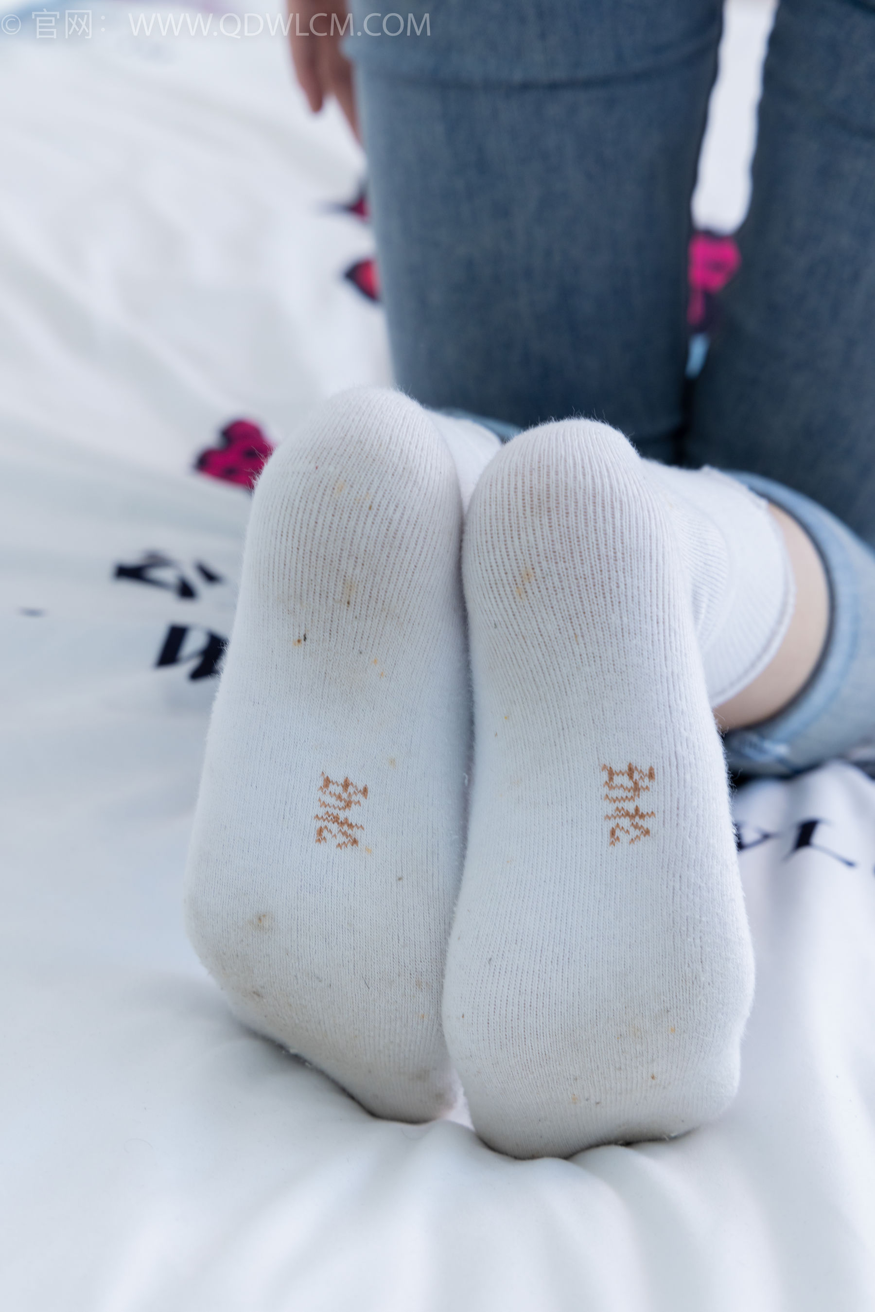 物恋传媒 No.1783 绒绒 -运动鞋、自然穿脏白棉袜 第9张图