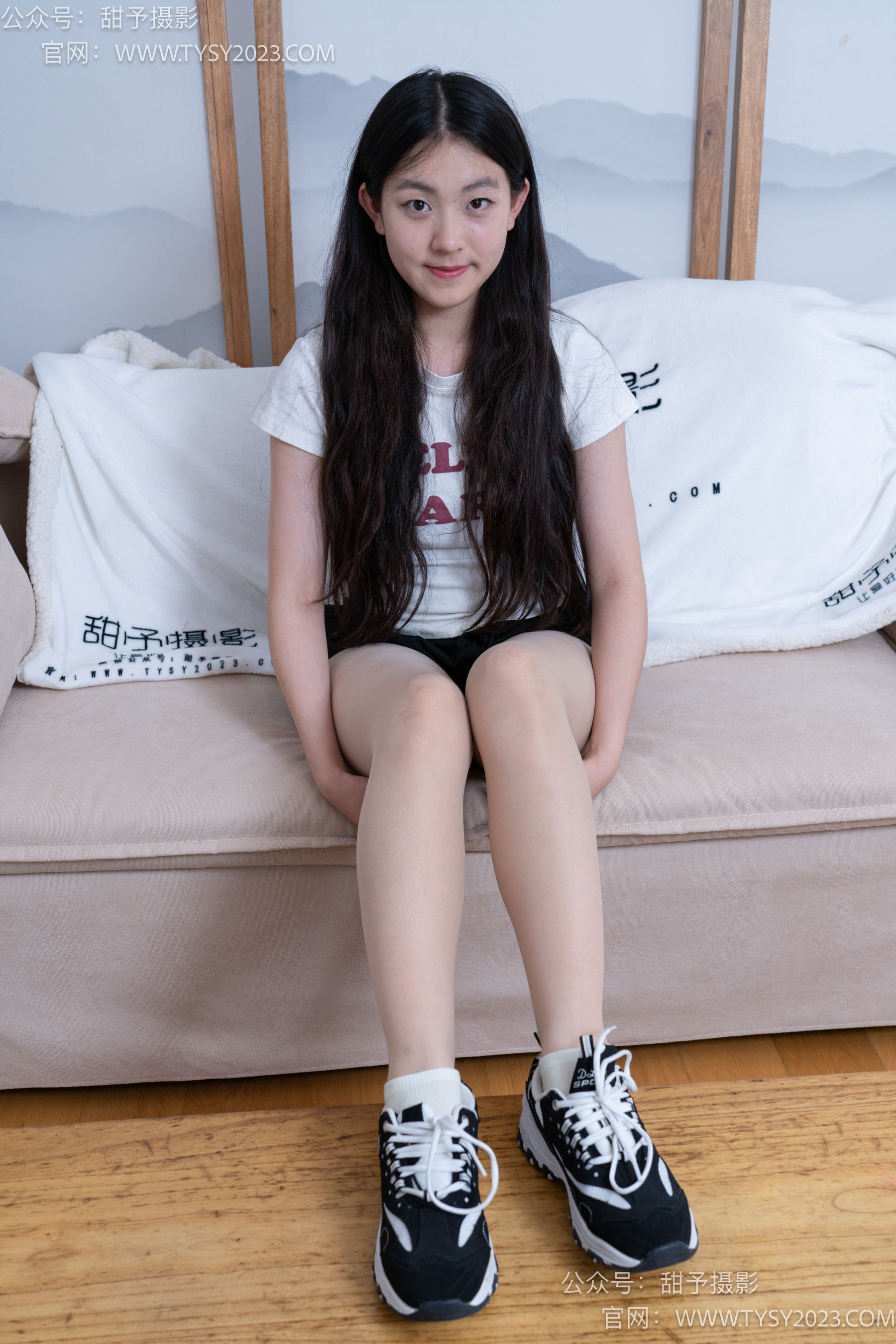 甜予摄影 No.079 小云 -运动鞋、白棉袜、肉丝（脚尖加固款） 第1张图