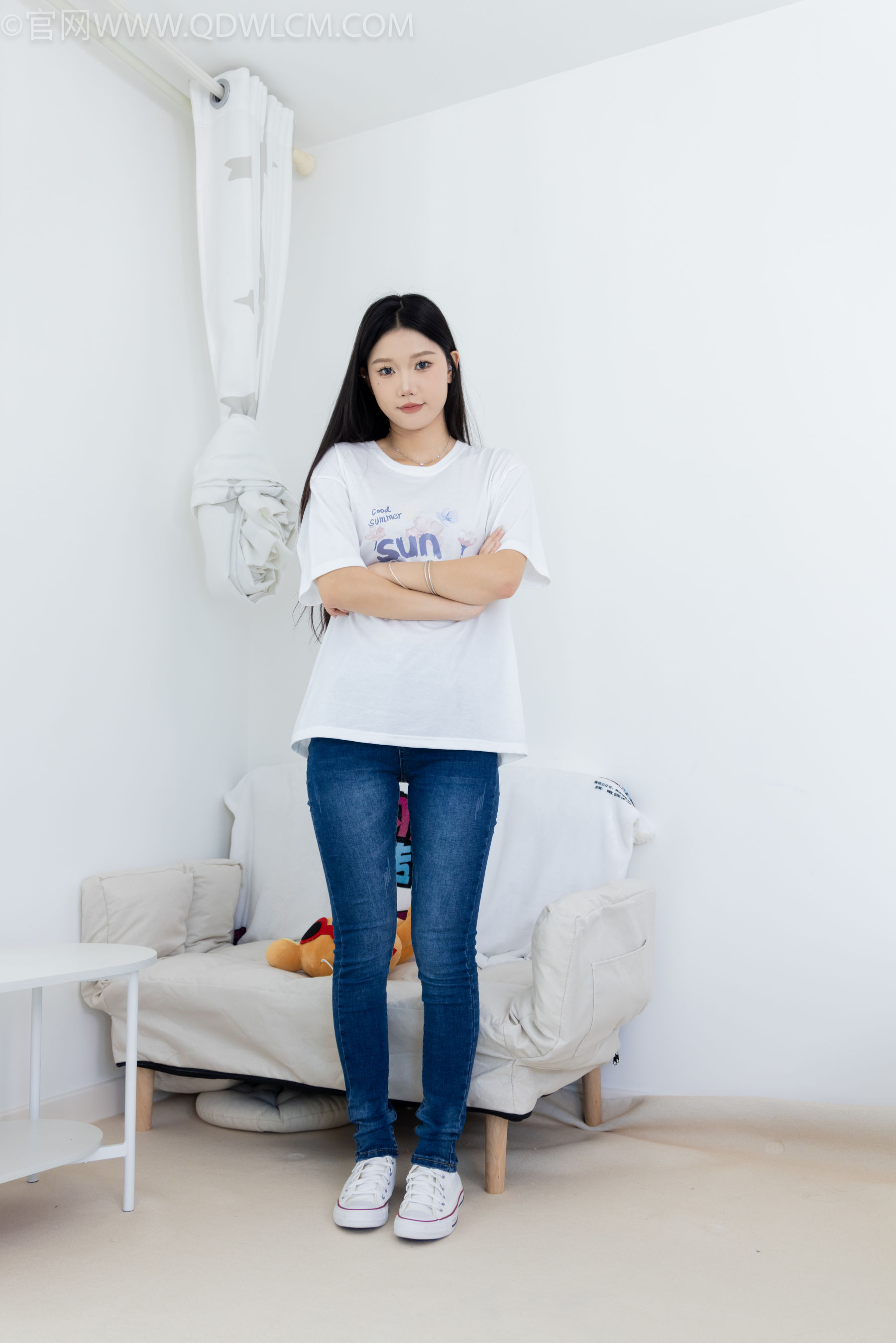 物恋传媒 No.2329 小竹 - 帆布鞋、白船袜、肚子疼揉肚子剧情 第1张图