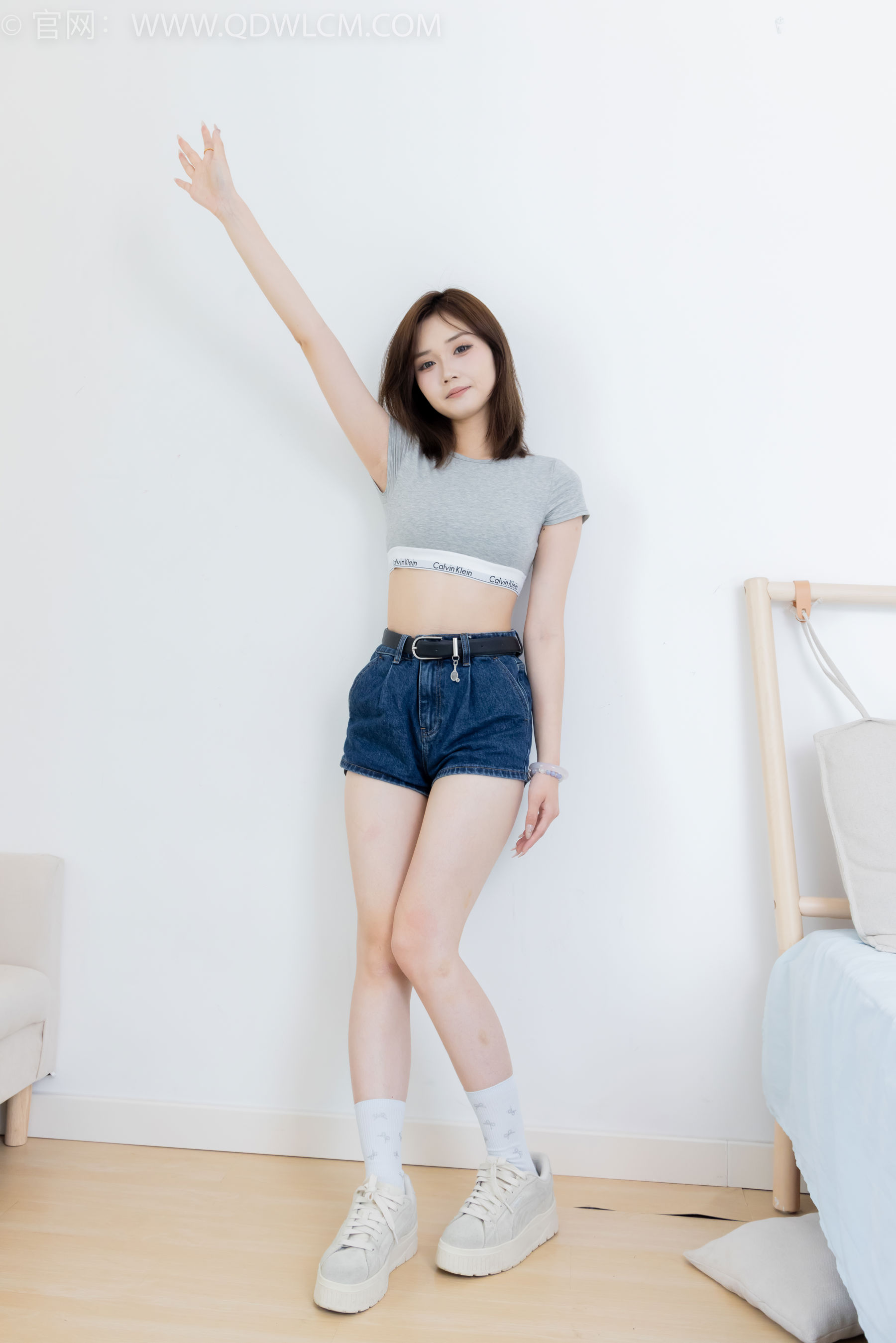 物恋传媒 No.2404 橙子 - 帆布鞋、白棉袜、裸足 第1张图