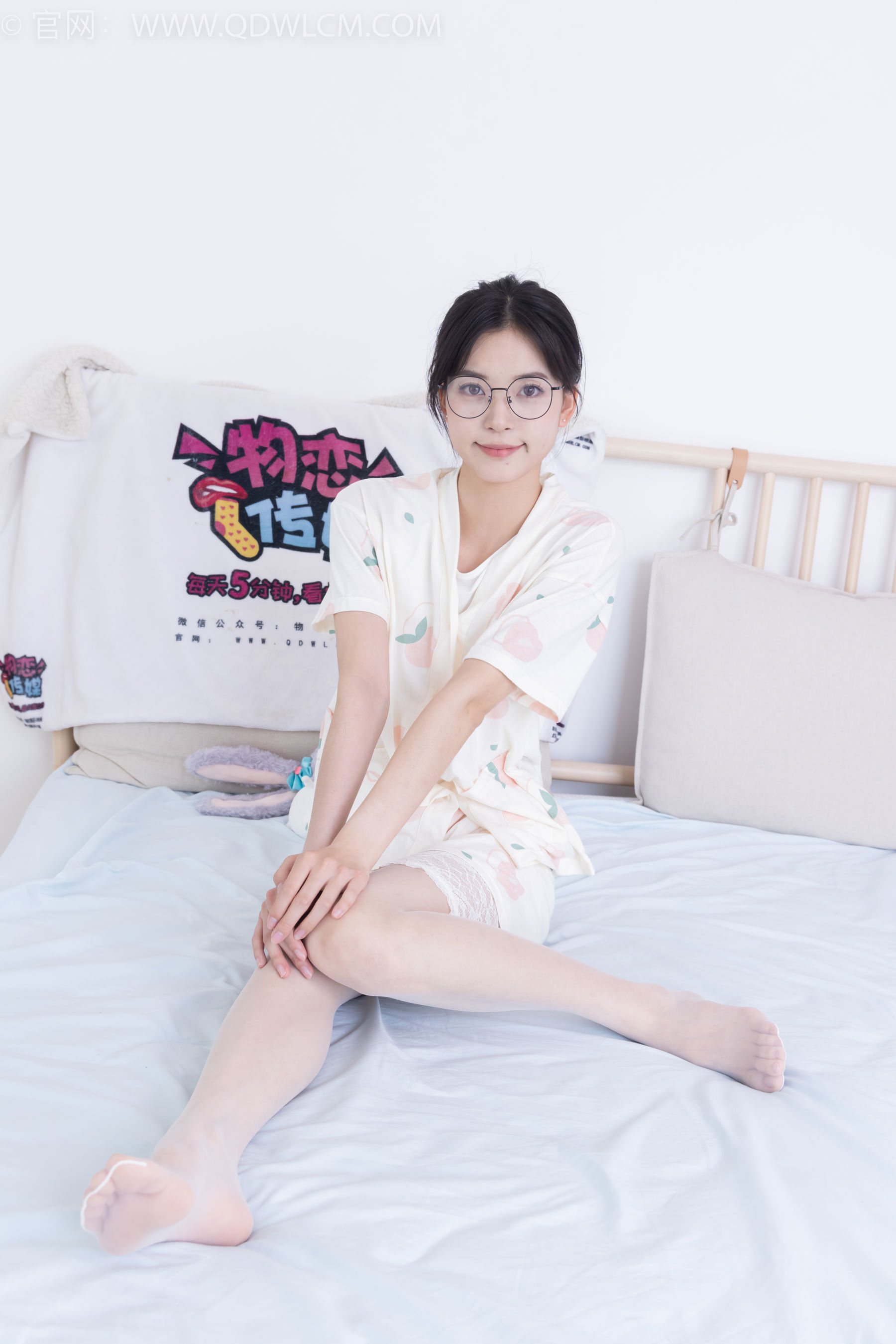 物恋传媒 No.2408 茯苓 - 高跟凉鞋、薄白丝 第3张图